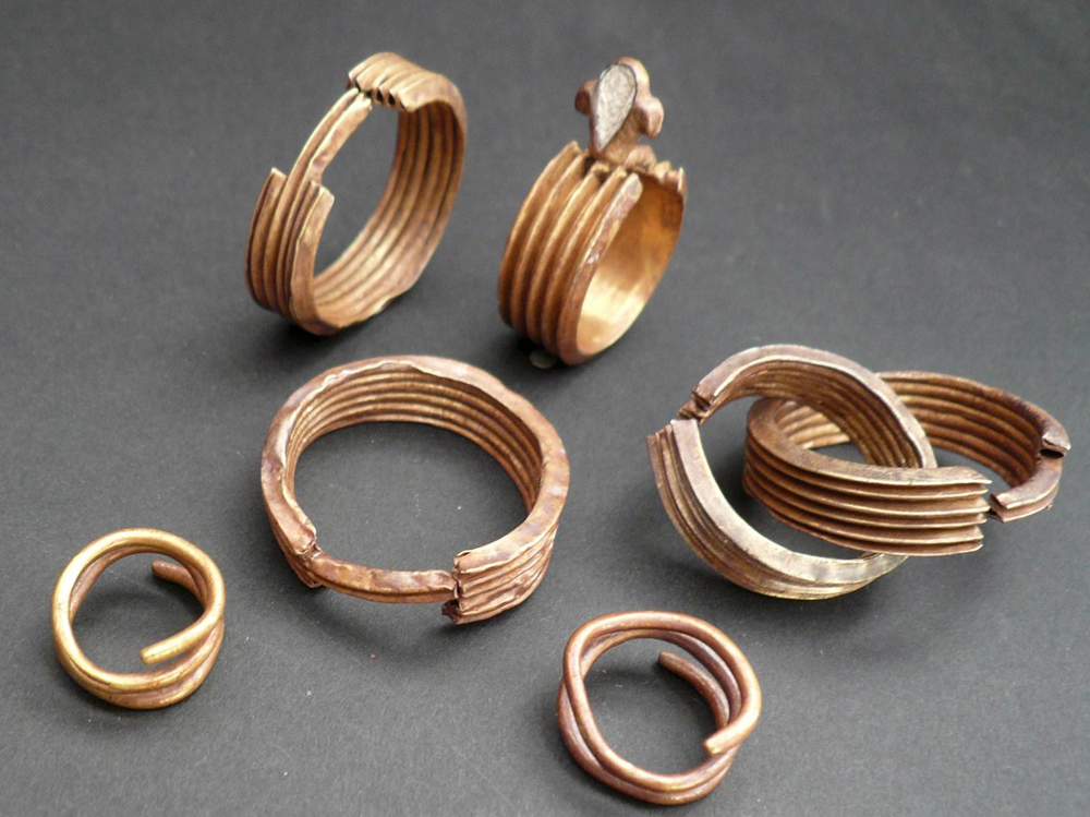 Egypt: Ancient golden jewelry found in tomb