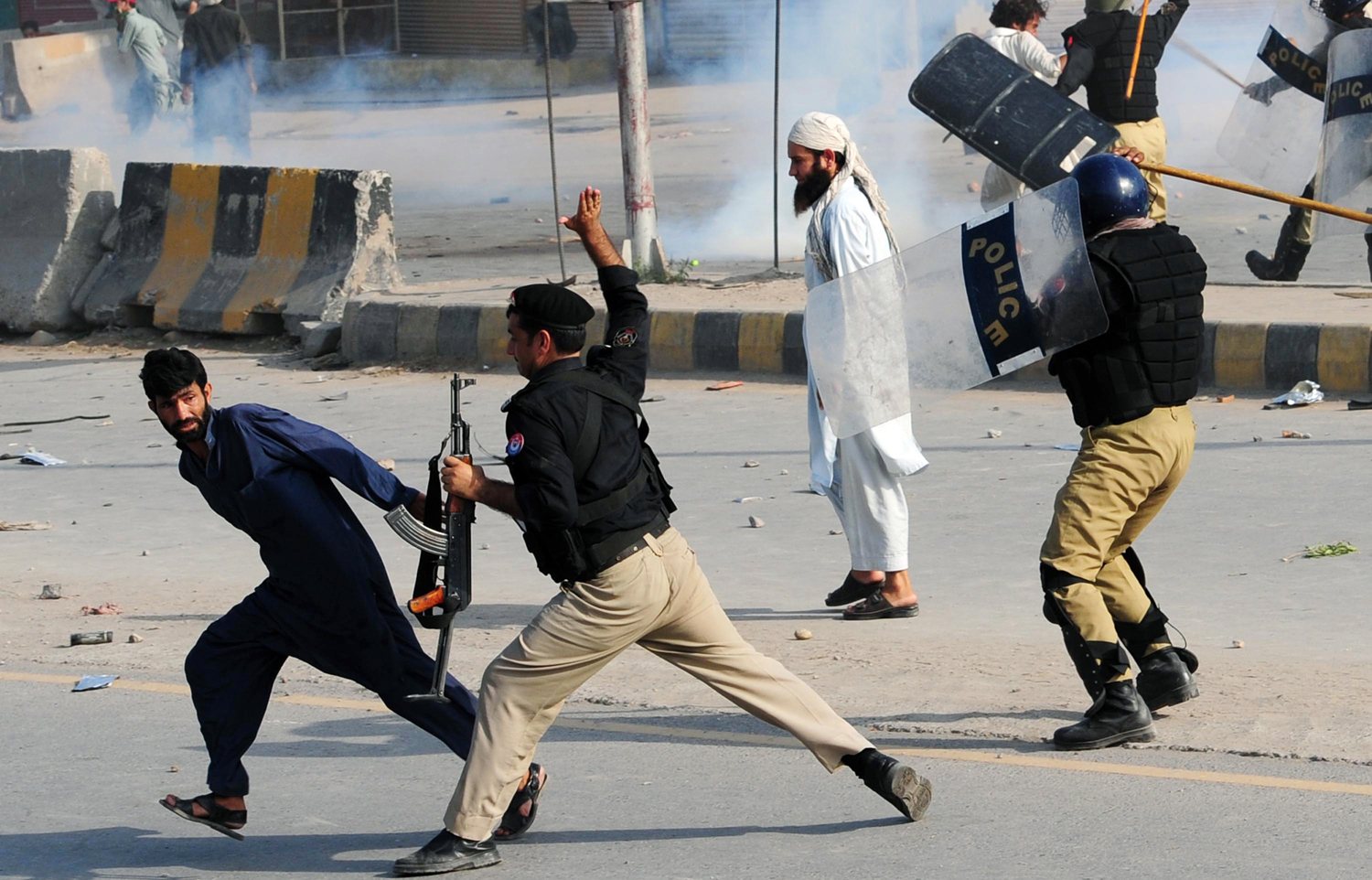 Pakistan 'Day of Love' protests erupt in violence, leaving at least a dozen  dead