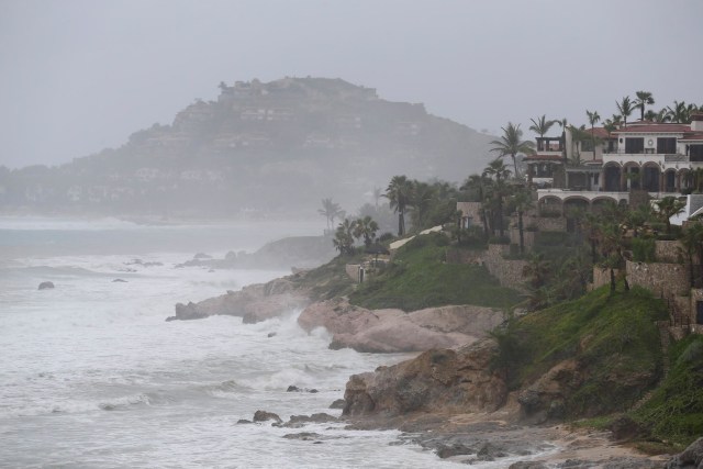 Image: Waves hit the cost of Los Cabos, Mexico