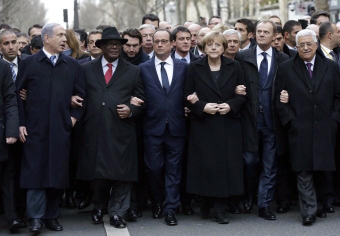 Image: French President Francois Hollande (3rd L) is surrounded by head of states (From L to R : Benyamin Netanyahu of Istarel, Ibrahim Boubakar Keita of Mali, Angela Merkel of Germany, EU Coucil President Donald Tusk and Palestinian Mahmud Abbas) as they