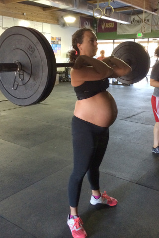 Lifting for two? Pregnant woman stuns with weight lifting ...