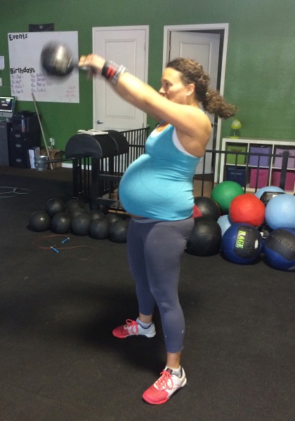 Lifting for two? Pregnant woman stuns with weight lifting ...