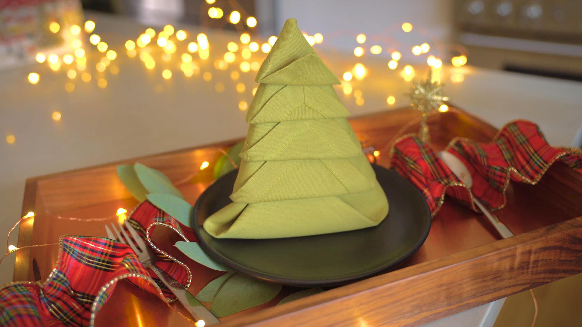 How to fold napkins into adorable Christmas trees
