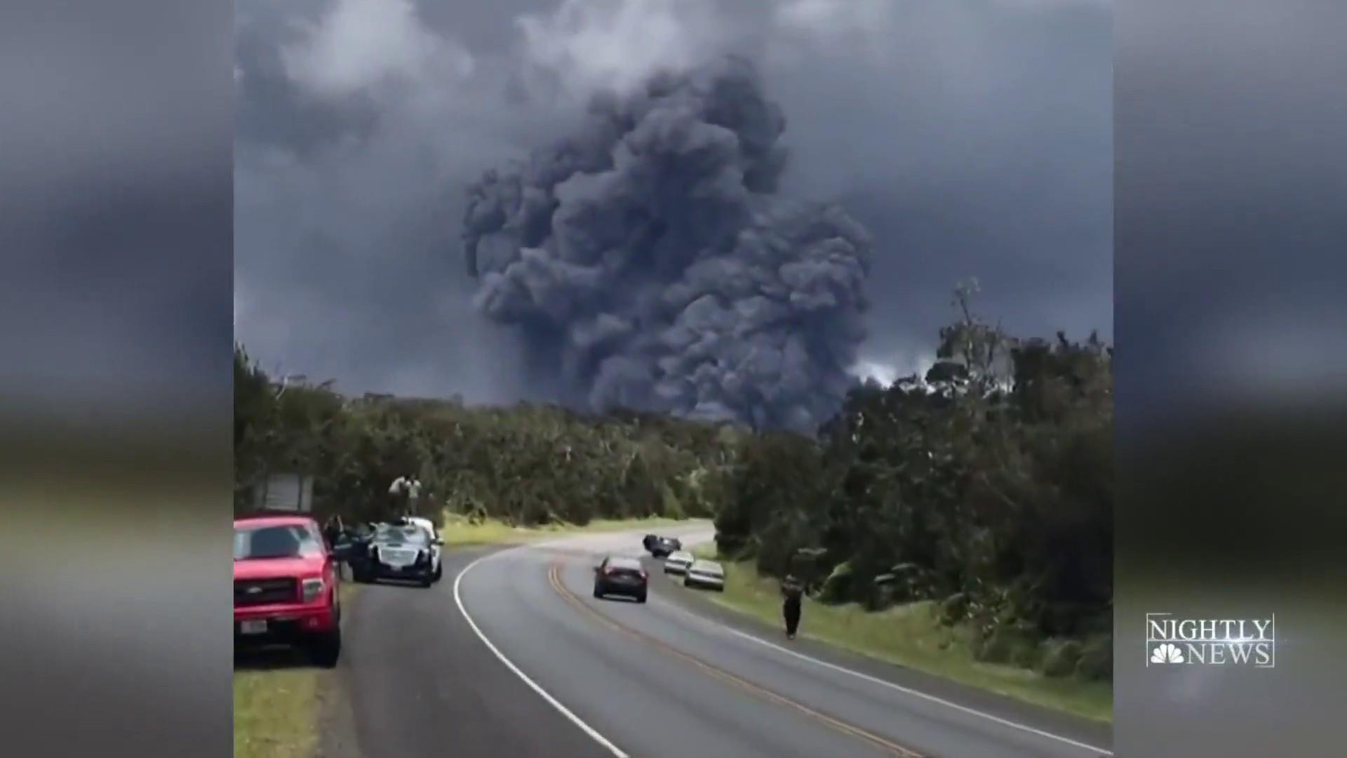 Hawaii's Kilauea volcano erupts from summit, shooting ash1920 x 1080