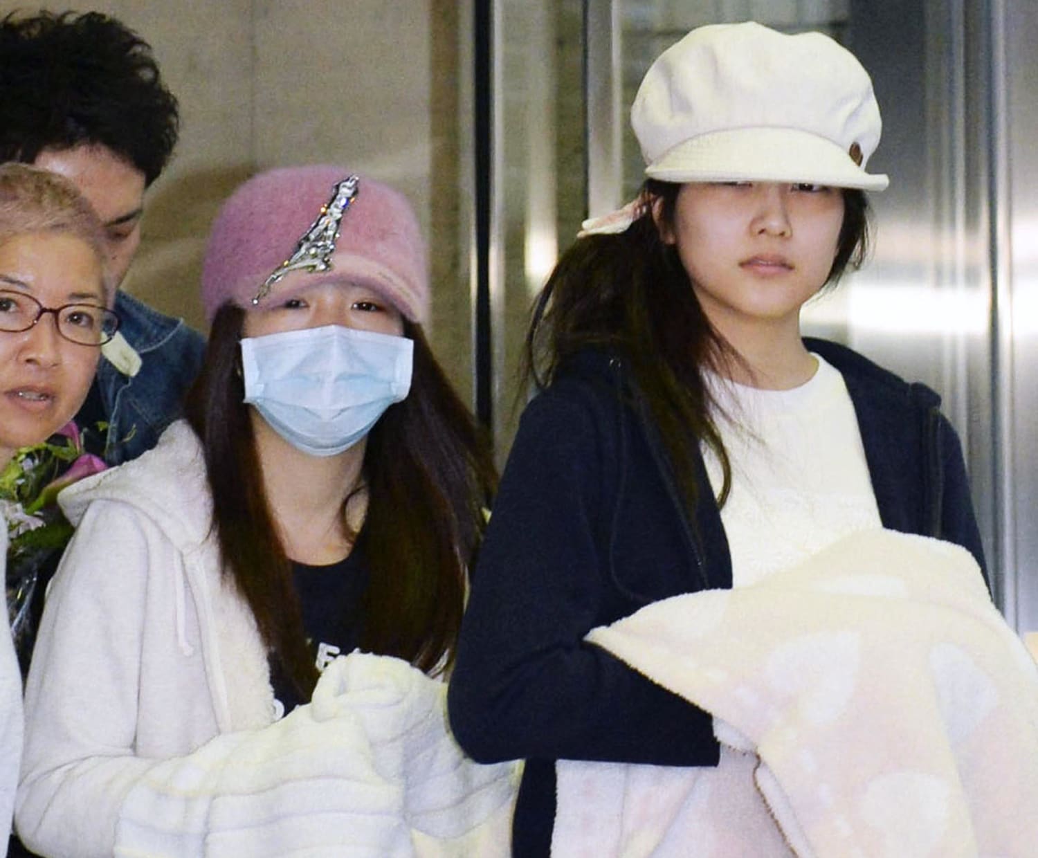 Slasher Attacks 2 Members Of Japan S Akb48 Girl Band At Fan Event