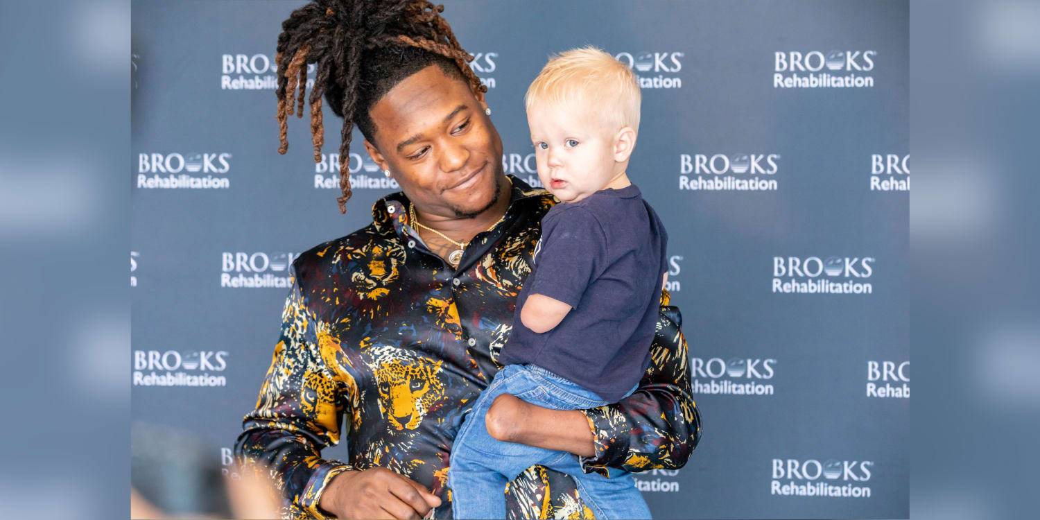 One Handed Nfl Player Shaquem Griffin Shares Sweet Moment