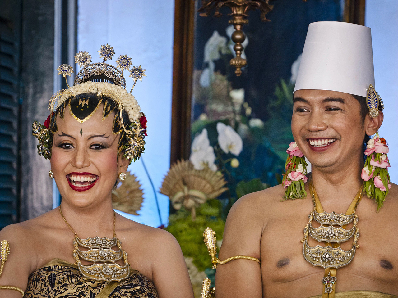 Princess bride! Crowds celebrate colorful royal Indonesian wedding