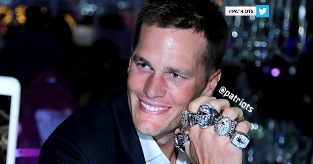 Tom Brady shows off his Super Bowl rings (all 5 on one hand!)