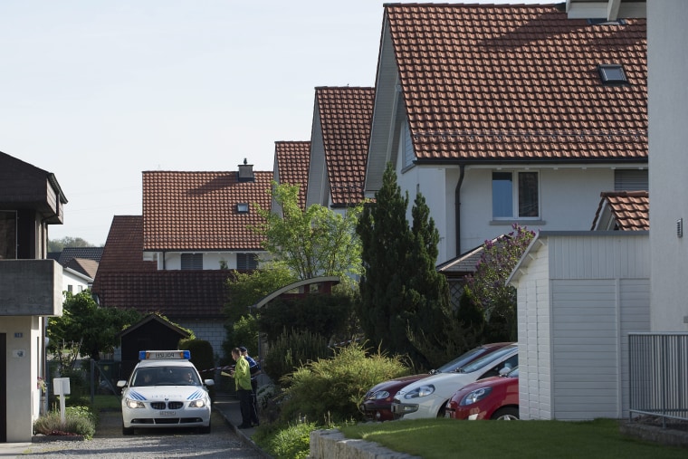 شلیک شلیک: پلیس‌ها بگو پنج تا گلوله در Wuerenlingen کشته شدن