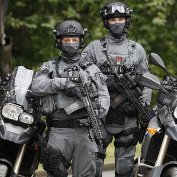 Image: Counterterrorism officers