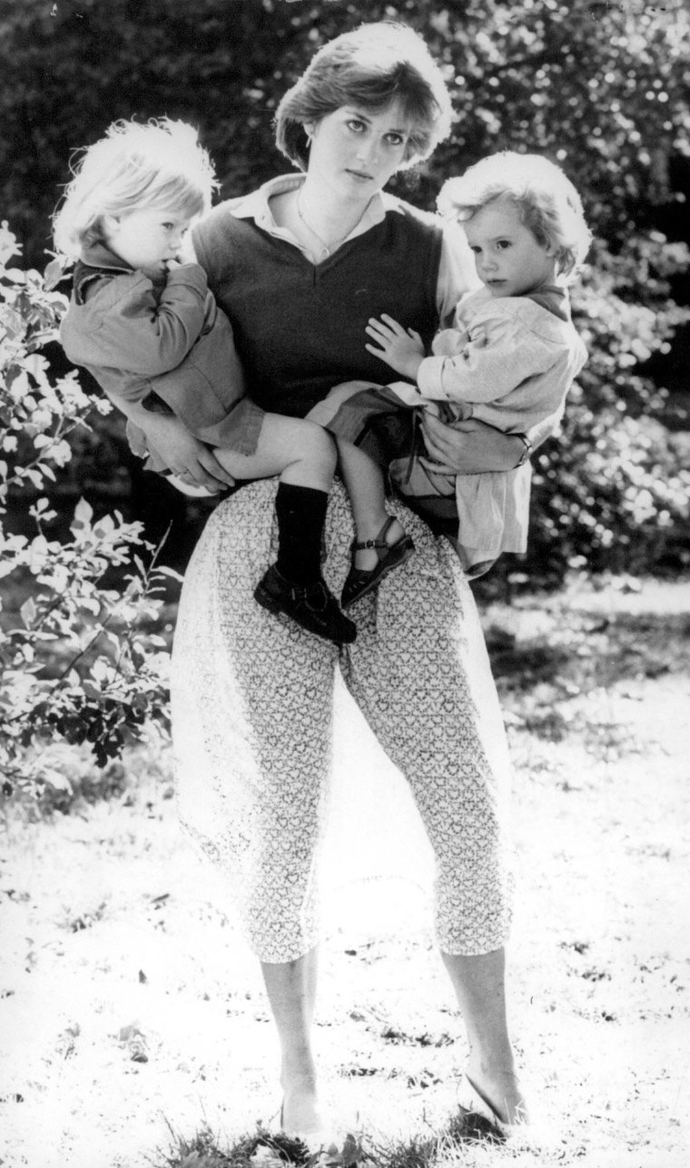 Princess Diana's iconic skirt moment: Photographer Arthur ...