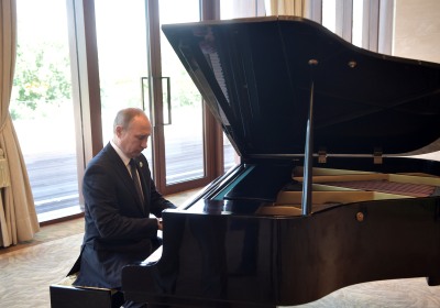 Putin Blames Out-of-Tune Piano for Hesitant Rendition of Soviet Melody