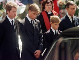 Image: Earl Spencer, Prince William, Prince Harry and Prince Charles look at the coffin of Diana