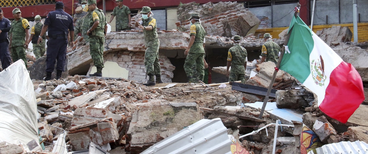 Image: Soldiers remove debris from a partly collapsed municipal building felled by a massive earthquake in Juchitan, Oaxaca state, Mexico