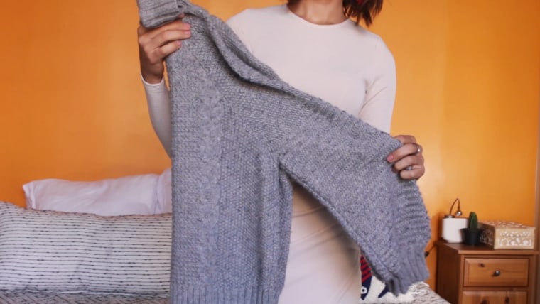 Wie man einen Pullover aufhängt