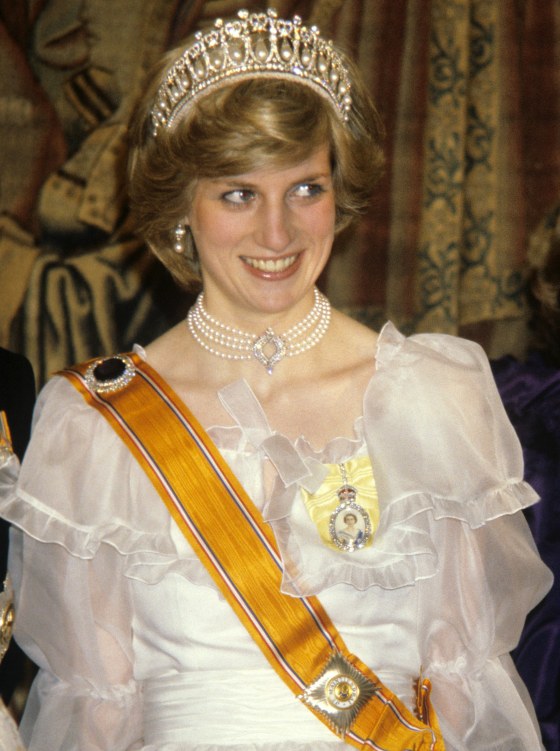 choker-worn-by-princess-diana-the-queen-and-kate-middleton-today-inline-2-171121_73d6e132f5a0be3baf6e0b6d0a3972f0.fit-560w.jpg