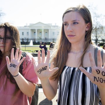 Image: Students demonstrate for gun control outside the White House