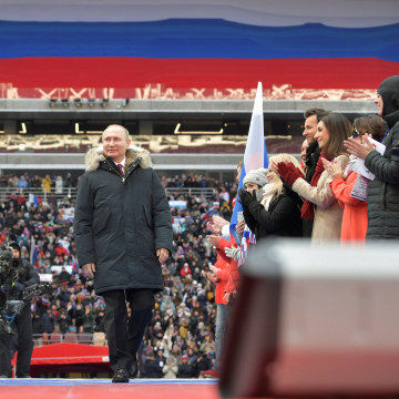 Image: Russian President Putin arrives to take part in a rally to support his bid in the upcoming presidential election, at Luzhniki Stadium in Moscow