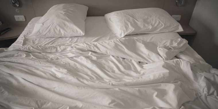 Should You Use A Flat Sheet On Your Bed The Big Top Sheet Debate