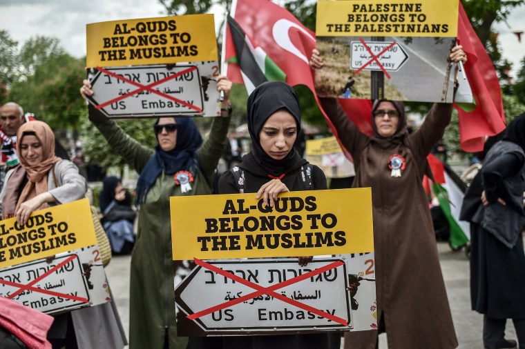 Image: Women protesters hold placards reading "Al Quds belongs to muslims" on May 11, 2018 in Istanbul.