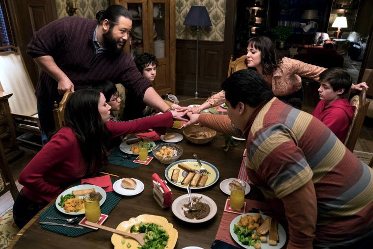 Família de Shazam faz uma refeição unida