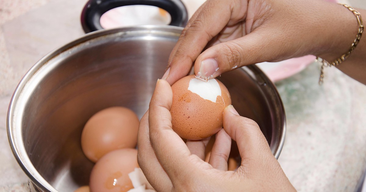 how to peel hard boil eggs the easiest way