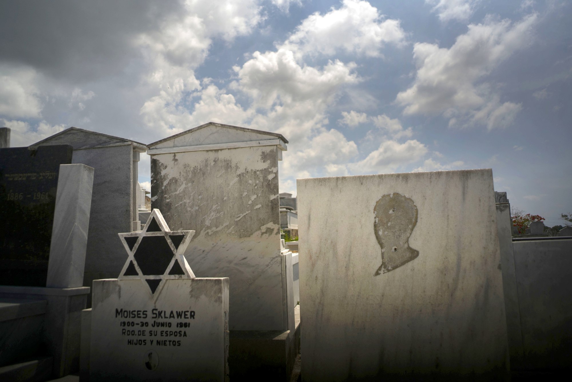 Auf dem jüdischen Friedhof in Guanabacoa, Habana del Este | Bildquelle: https://www.nbcnews.com/n © Ramon Espinosa / AP file | Bilder sind in der Regel urheberrechtlich geschützt