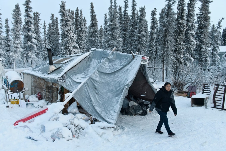 Aljaska - Page 3 190918-alaska-homeless-noorvik-plywood-tarp-shelter-se-126p_15c396fe03acc4c3b696c77d986edbad.fit-760w