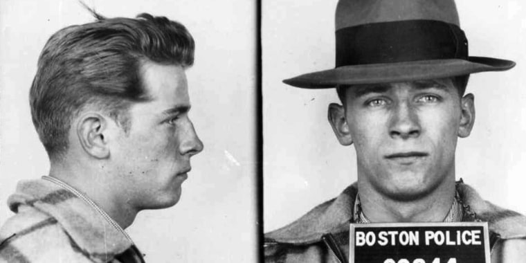 James "Whitey" Bulger en la policía de 1953 reservando fotos.