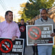 El defensor contra la violencia Clifford Ryans, a la derecha, camina con el alcalde de Syracuse, Ben Walsh, durante una manifestación.
