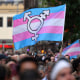 Imagen: Una bandera transgénero durante un mitin para conmemorar el 50 aniversario de los disturbios de Stonewall en Nueva York