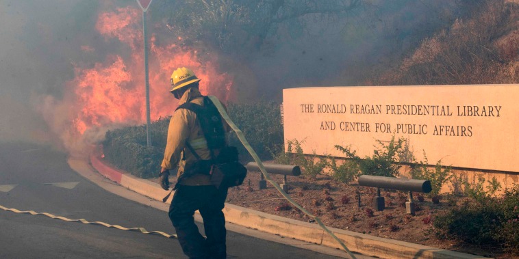 Imagen: Los bomberos combaten un incendio forestal cerca de la Biblioteca Presidencial Reagan en Simi Valley, California, el 30 de octubre de 2019.