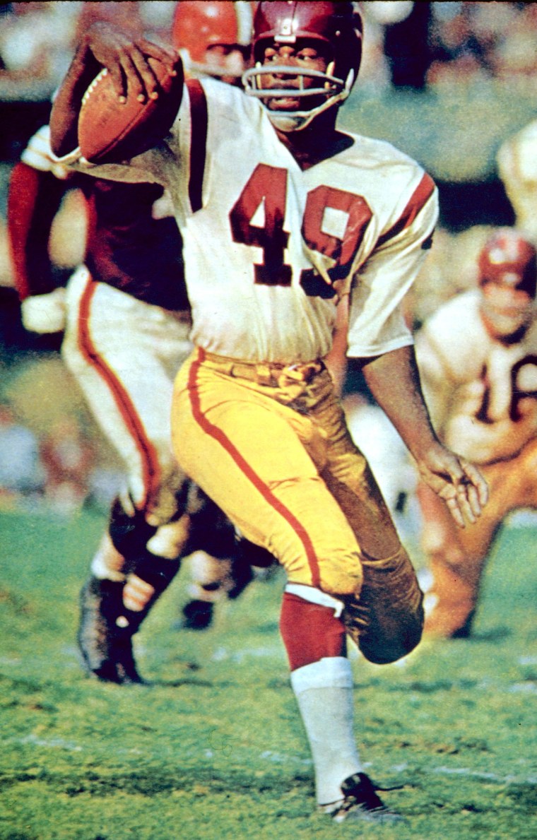 Image: Halfback Bobby Mitchell (49) of the Washington Redskins in the open field during a 14-37 loss to the Cleveland Browns on Sept. 15, 1963