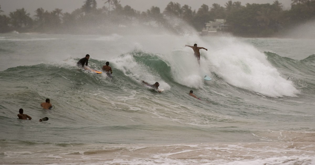Hurricane Douglas swirls 'uncomfortably close' to Hawaii thumbnail