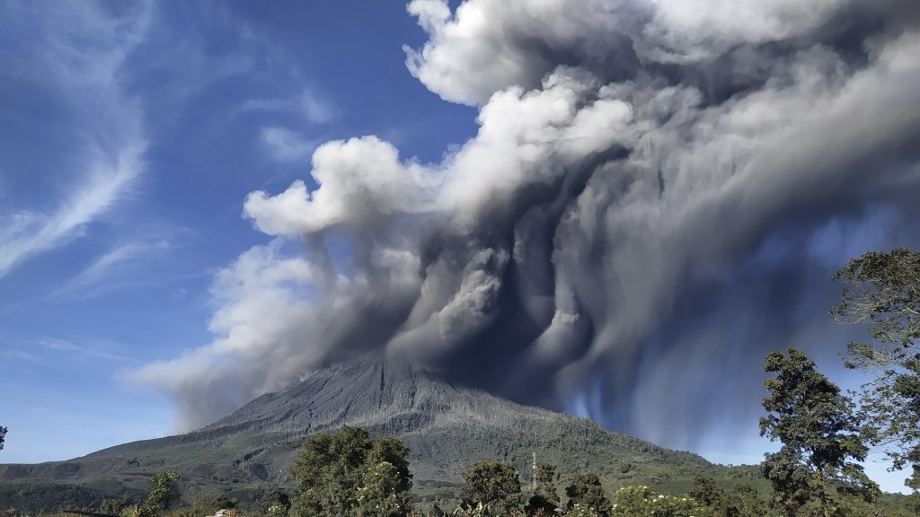 Indonesia S Sinabung Volcano Spews New Burst Of Hot Ash