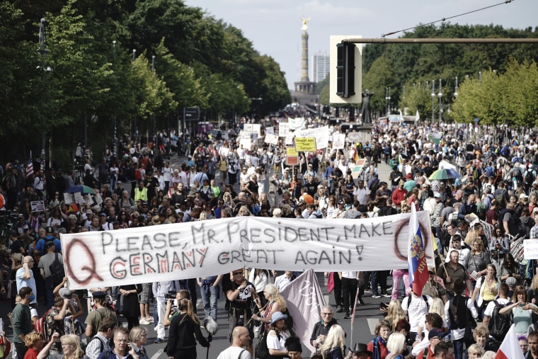 Image: Coronavirus skeptics and right-wing extremists march in protest against coronavirus