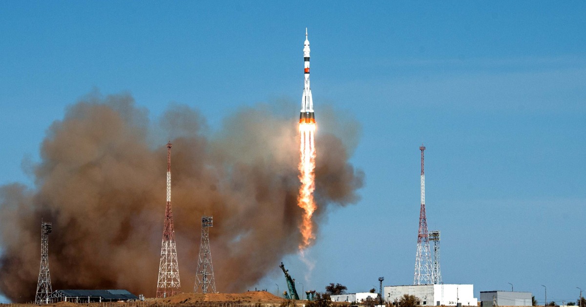 Raketa “Sojuz” odpelje proti mednarodni vesoljski postaji v zgodovinskem zadnjem ameriško-ruskem letu