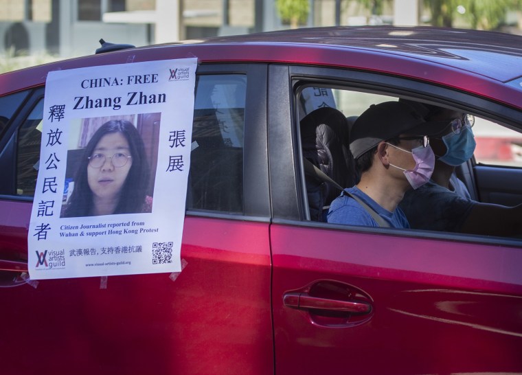 Imagen: Un automóvil sigue a una caravana fúnebre con un póster de Zhang Zhan, un periodista ciudadano chino que criticó el manejo del gobierno chino de la crisis del coronavirus y está detenido en una prisión de Shanghai.