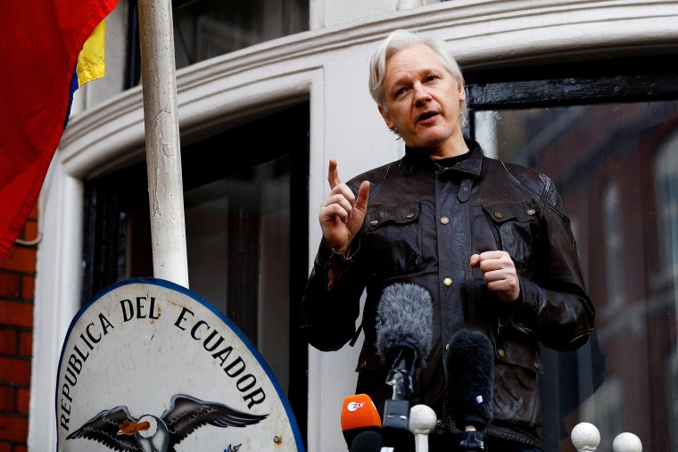 Bild: WikiLeaks-Gründer Julian Assange spricht auf dem Balkon der ecuadorianischen Botschaft in London