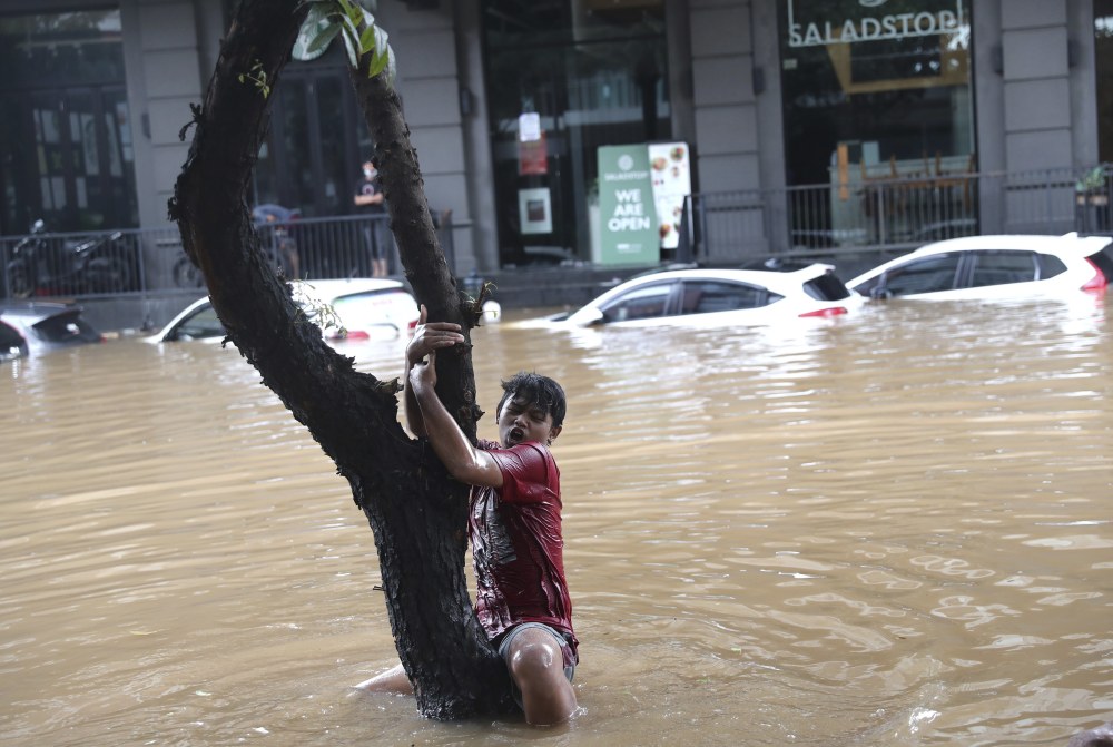 Hundreds Forced to Evacuate as Monsoon Floods Hit Indonesia’s Capital of Jakarta