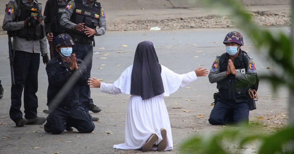 Mianmaro vienuolė tapo pasipriešinimo simboliu, kai ji atsiduria tarp policijos ir protestuotojų