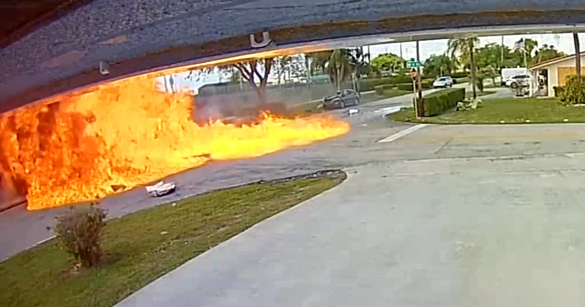 The video of the doorbell captures the moment when the plane crashes into a car near Miami, killing two