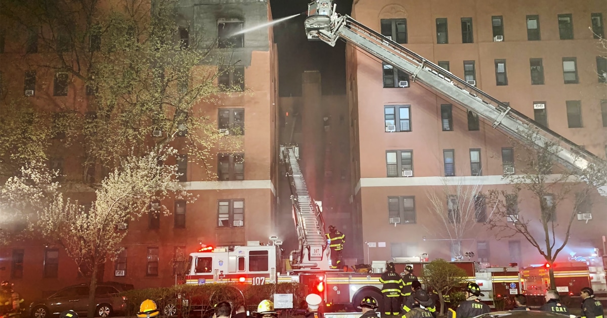 The fire of eight alarms in the apartment building in New York displaces hundreds