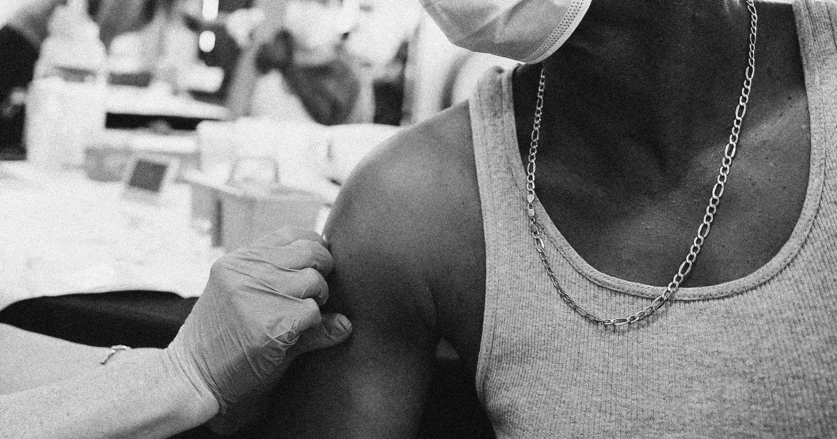I neri americani sui fattori che hanno superato la loro riluttanza a farsi vaccinare
