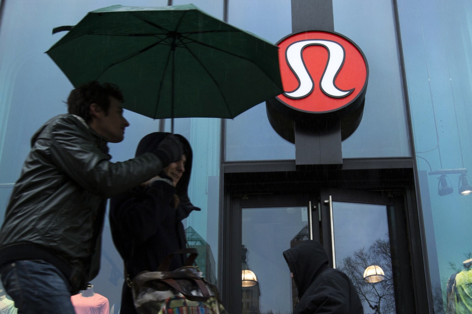 Trying to put yoga-pants snafu behind it, Lululemon hires new ...